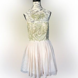 Very beautiful cocktail dress! Sparkle and have a great time!